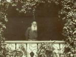 Л. Н. Толстой на террасе Яснополянского дома