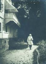 Л. Н. Толстой возле Яснополянского дома.